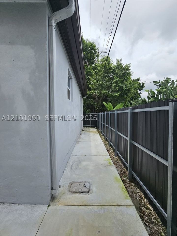 12735 N Miami Ave - Photo 4 of 25
