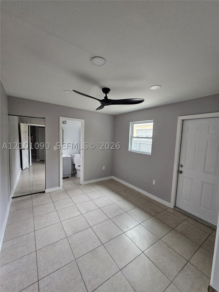12735 N Miami Ave - Photo 5 of 25