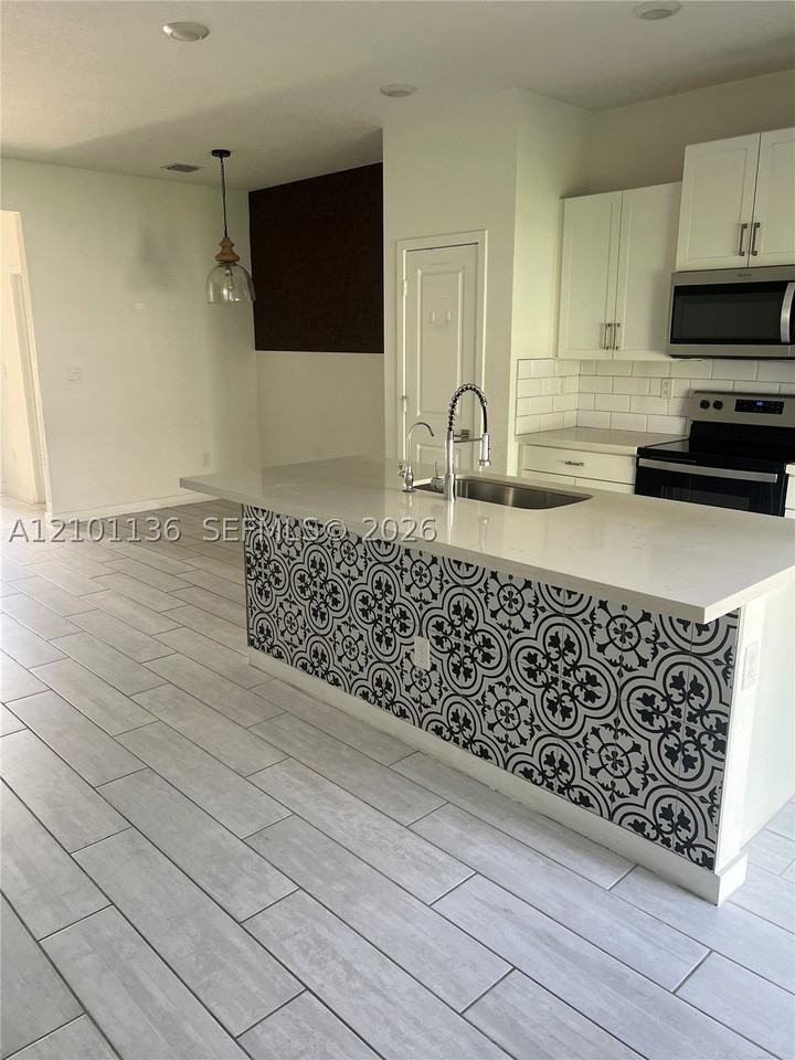 793 Se 19th St - Photo 3 of 15