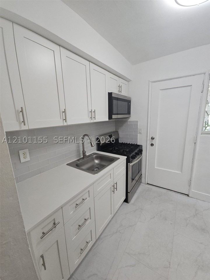 7435 Byron Ave #04 - Photo 5 of 28