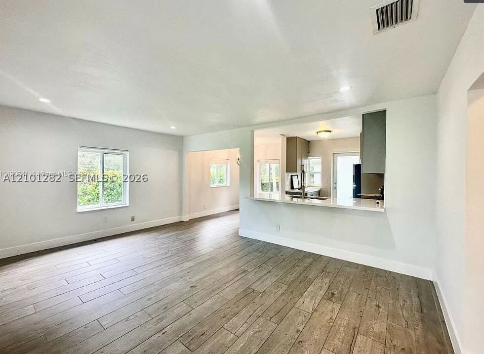 4916 Washington Dr - Photo 4 of 8