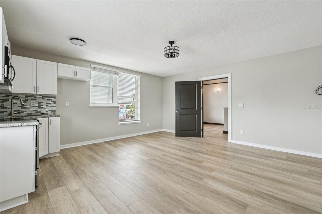 801 W Montrose St #C - Photo 5 of 10