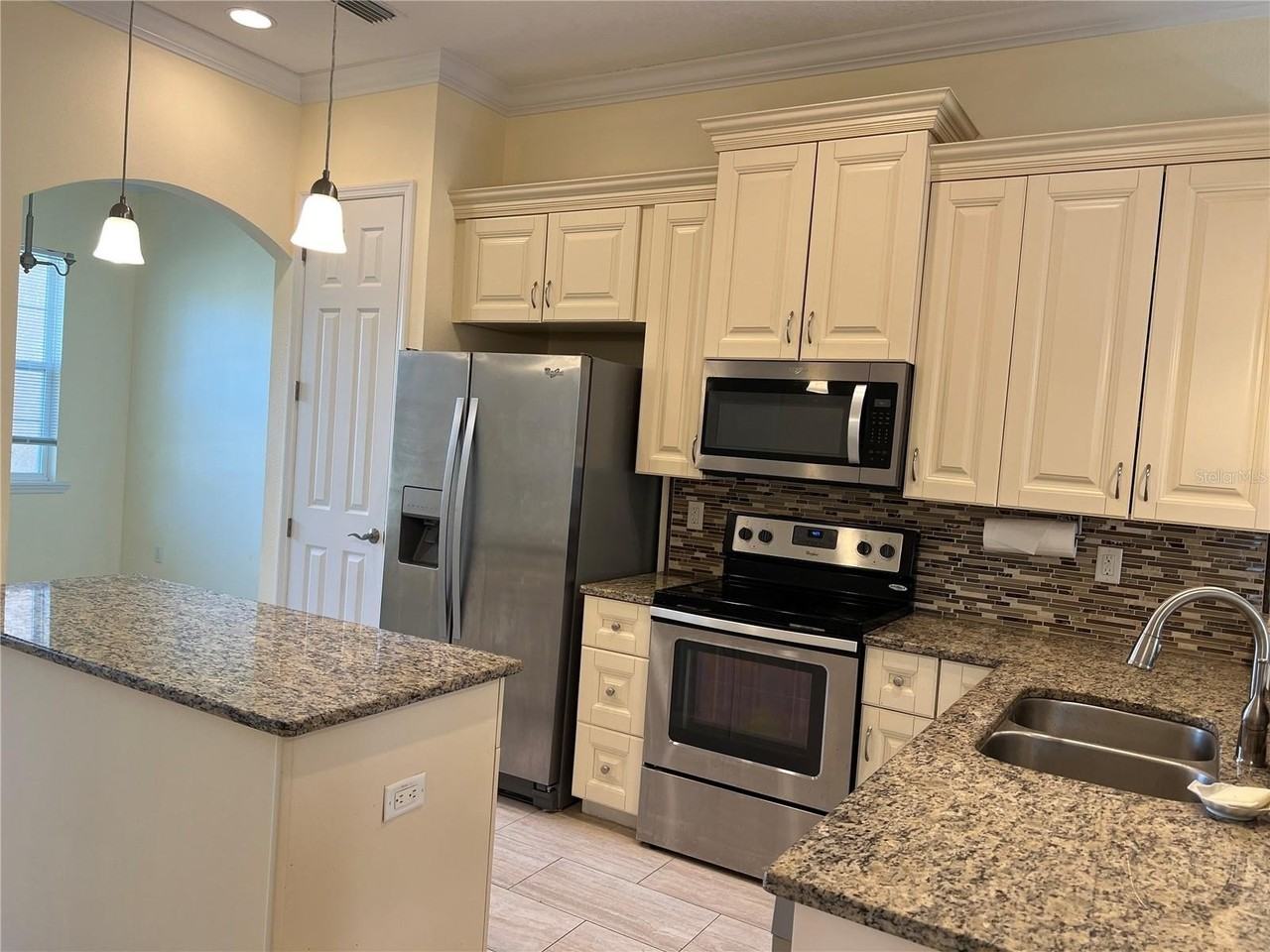 635 Kenneth Way - Photo 3 of 50
