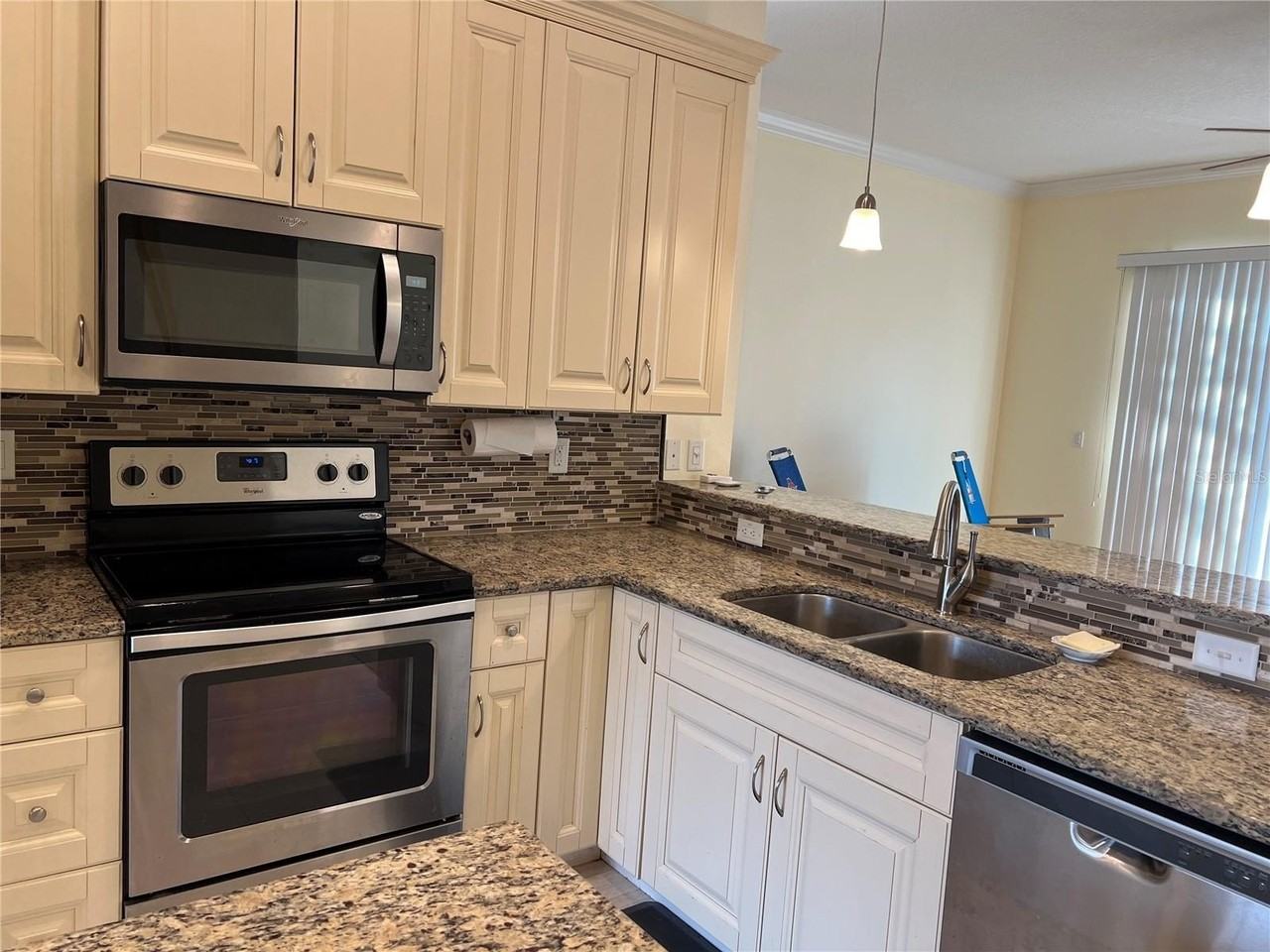 635 Kenneth Way - Photo 4 of 50
