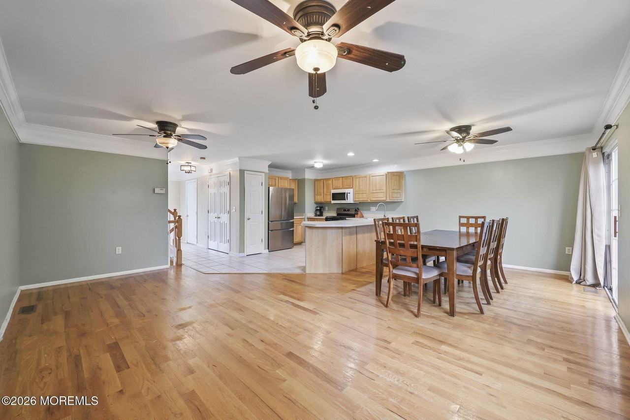 302 Graham Ave - Photo 5 of 29