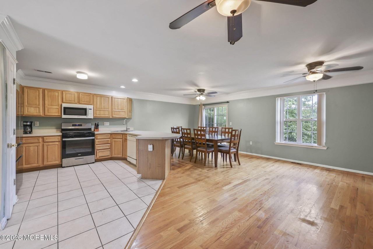 302 Graham Ave - Photo 6 of 29