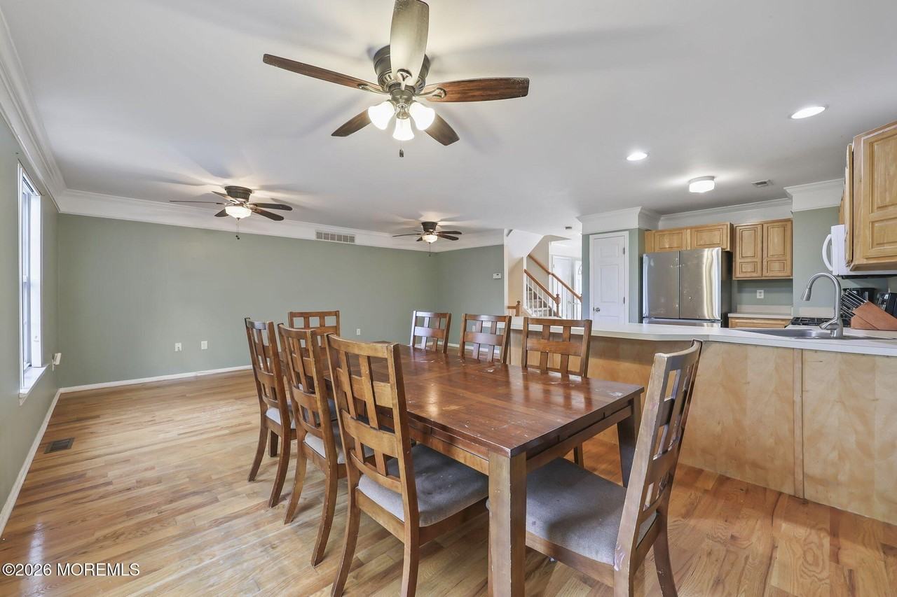 302 Graham Ave - Photo 7 of 29