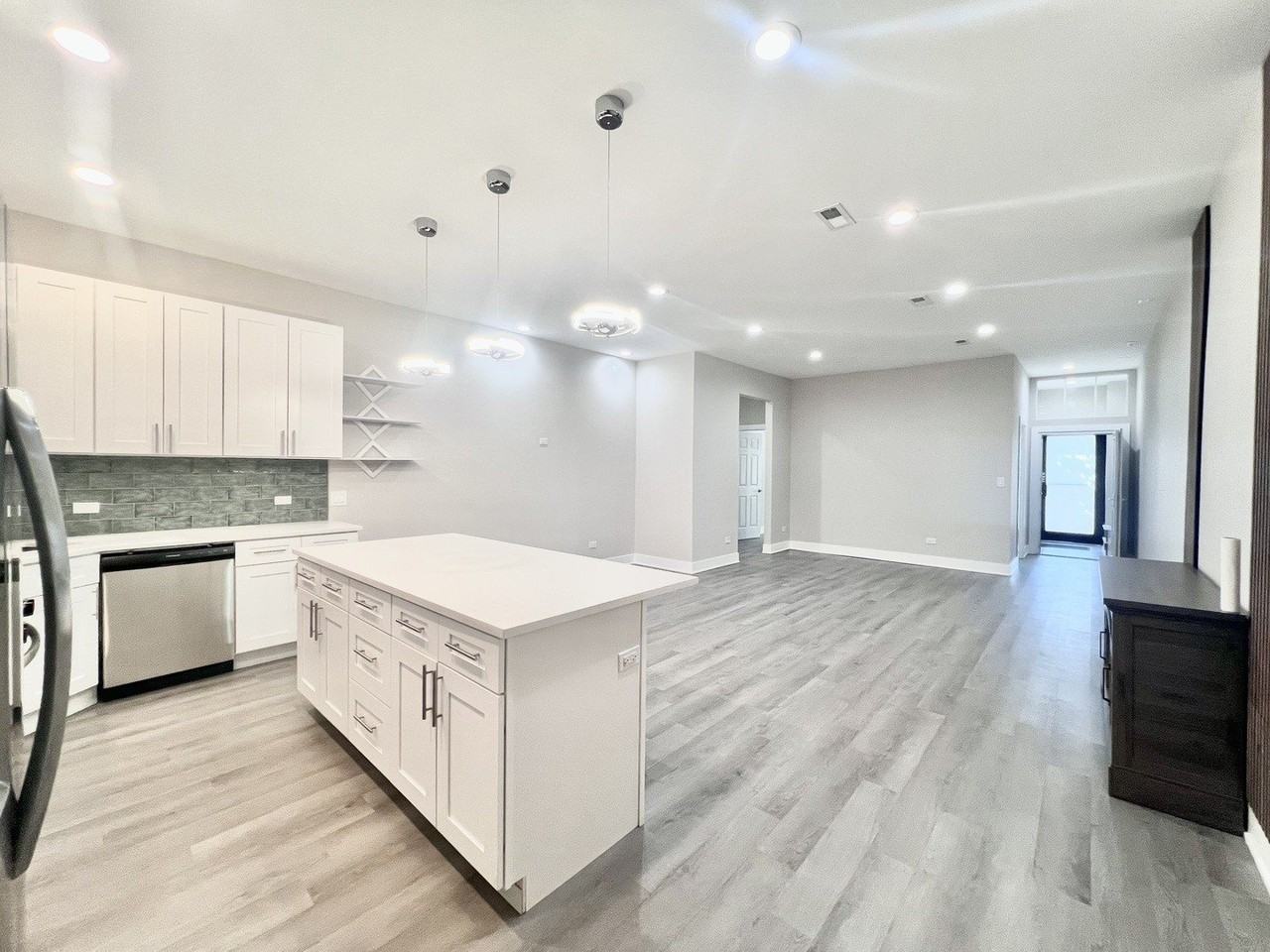5549 N Lincoln Ave #1 - Photo 2 of 14