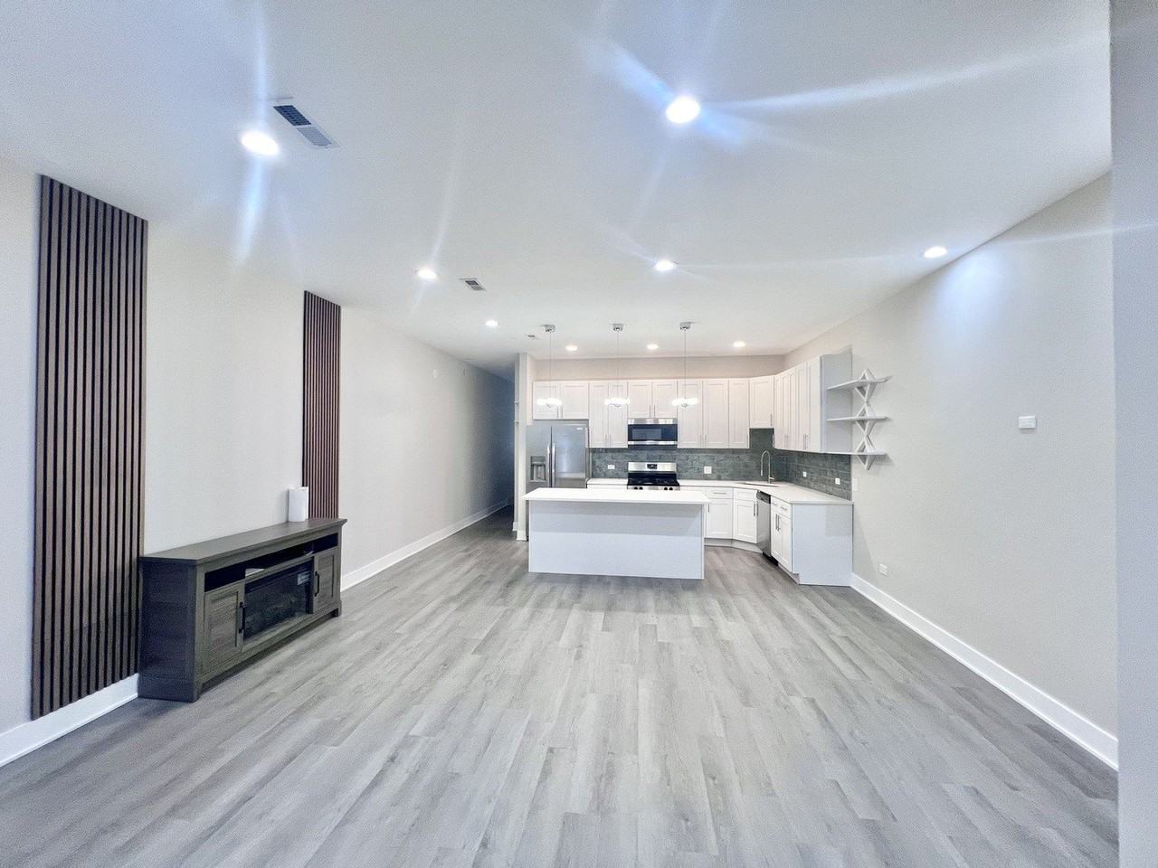 5549 N Lincoln Ave #1 - Photo 3 of 14