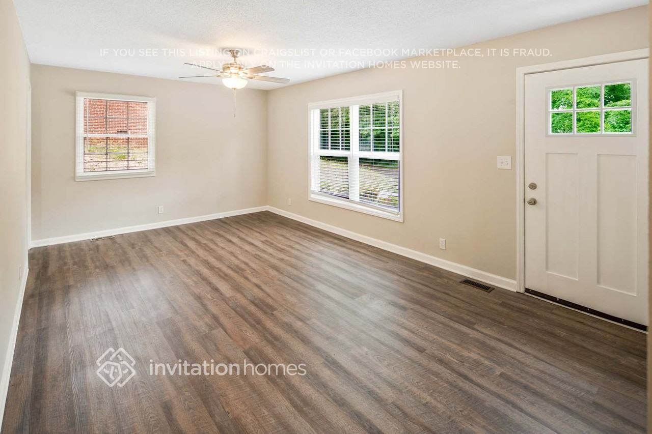 2306 Eastview Cir - Photo 3 of 23