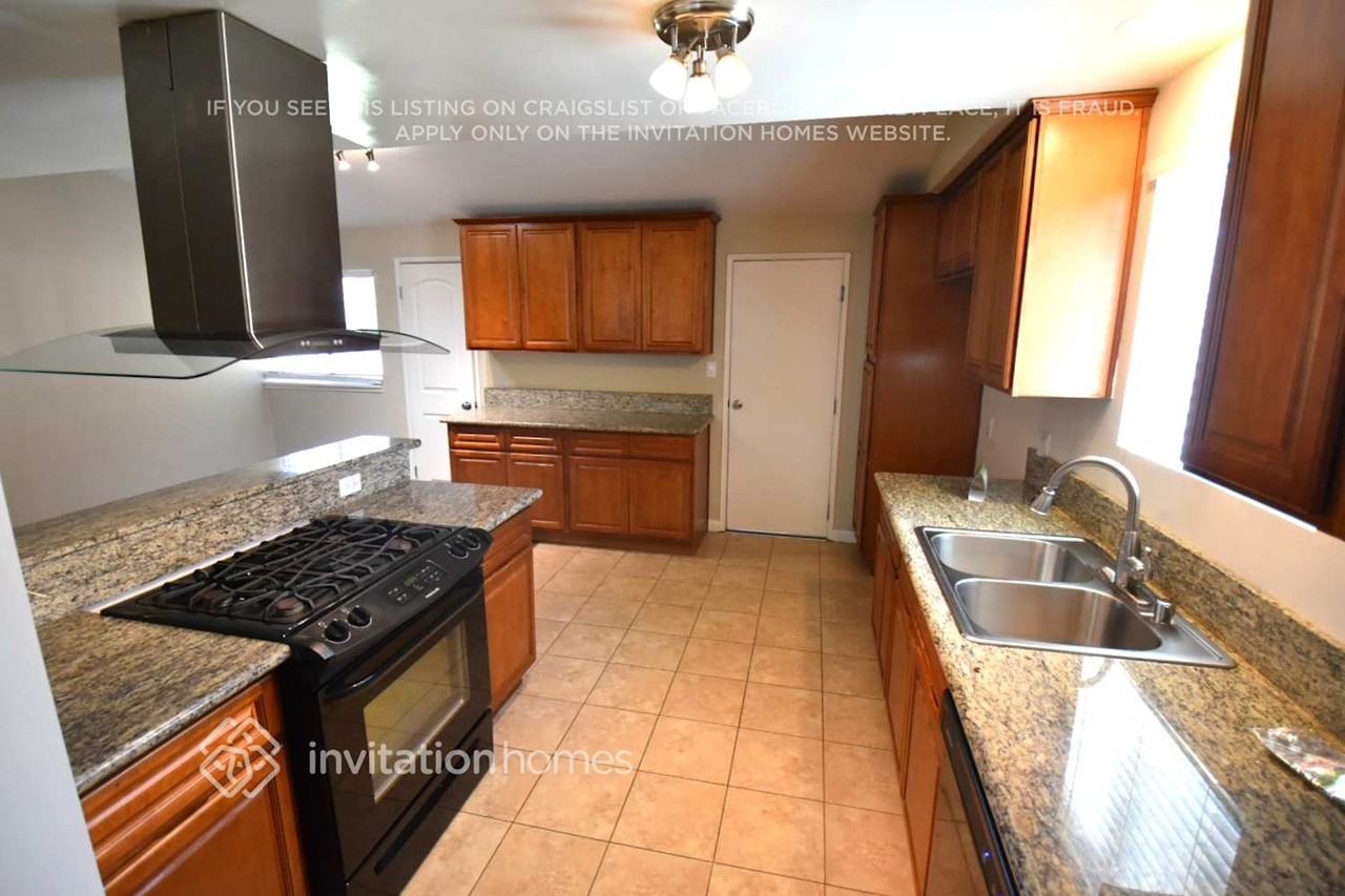 16058 Jersey St - Photo 3 of 8