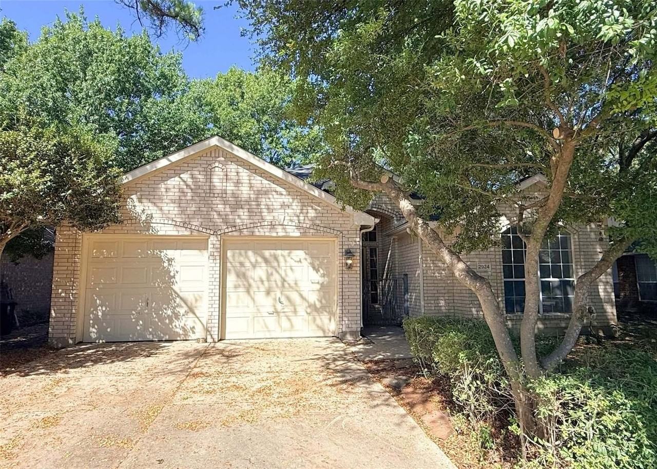 2924 Coventry Ln - Photo 3 of 23