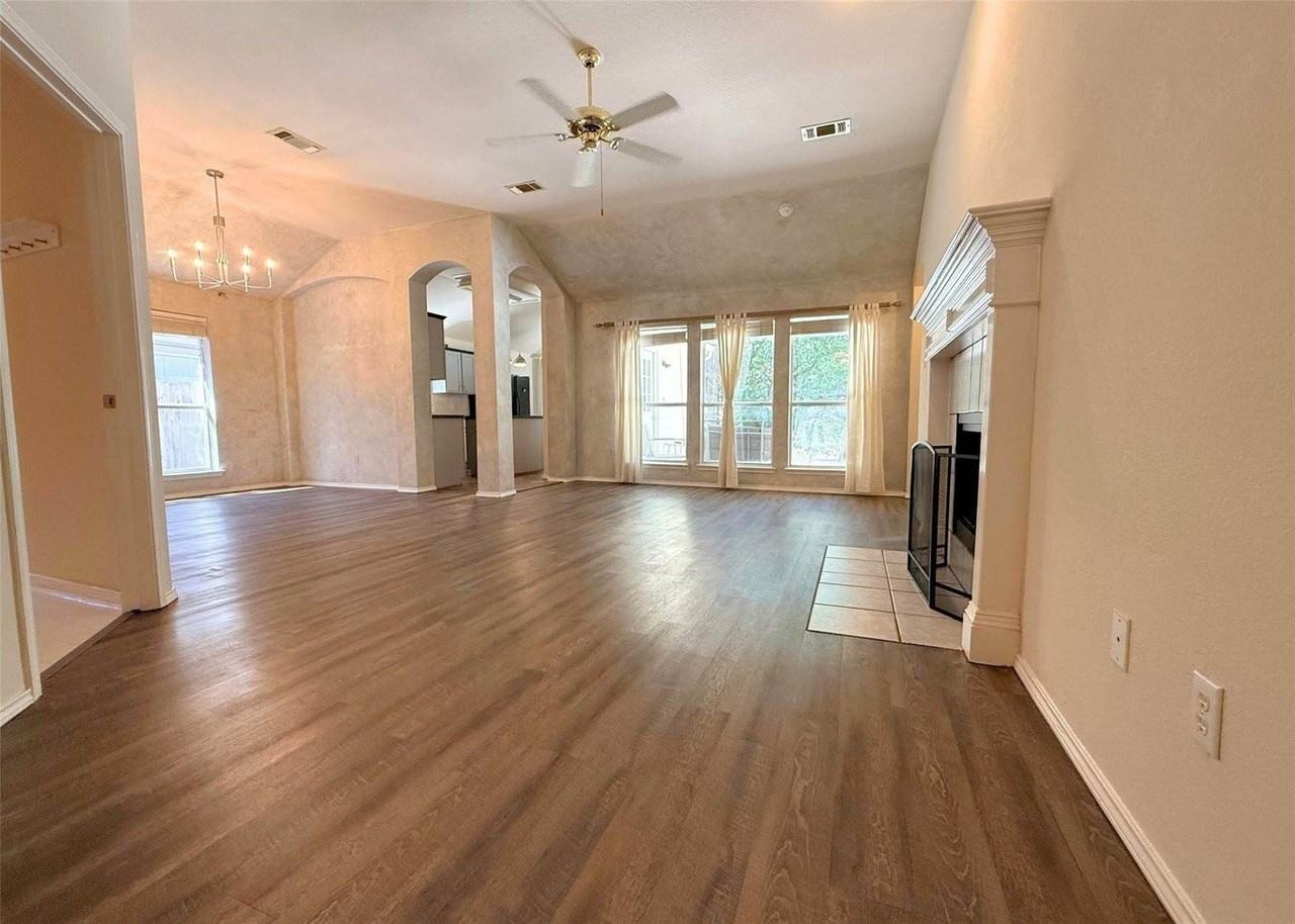 2924 Coventry Ln - Photo 6 of 23