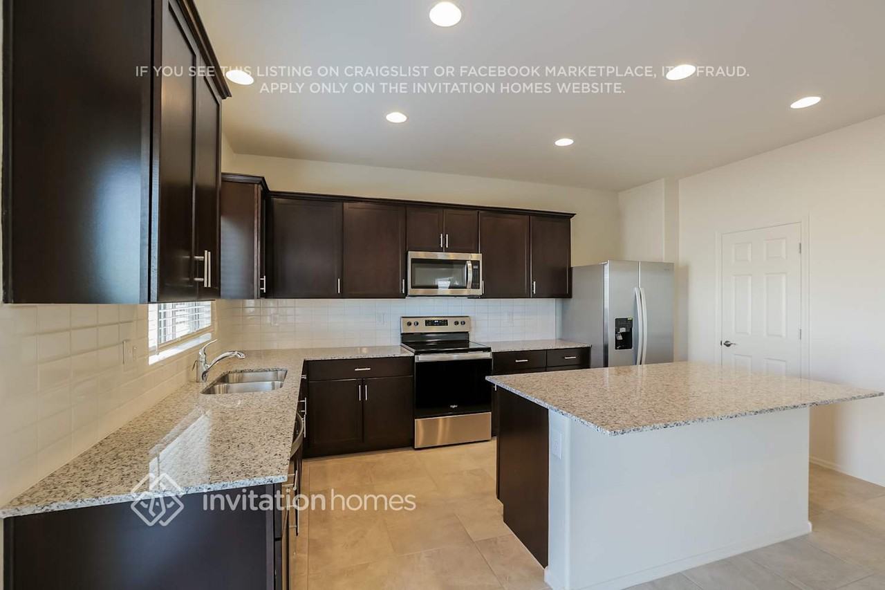 25288 W Chipman Rd - Photo 6 of 23