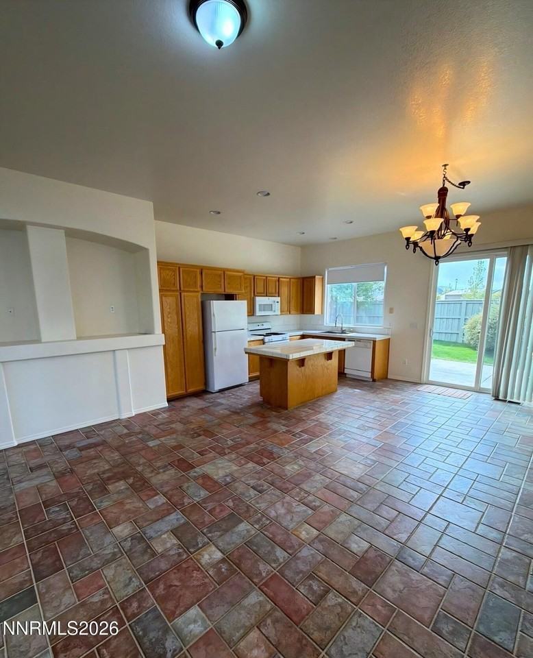 1640 Cattlemen Ct - Photo 4 of 17