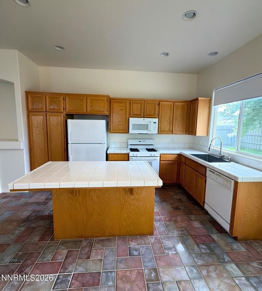 1640 Cattlemen Ct - Photo 6 of 17