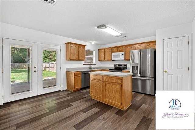 2215 Teal St - Photo 2 of 14