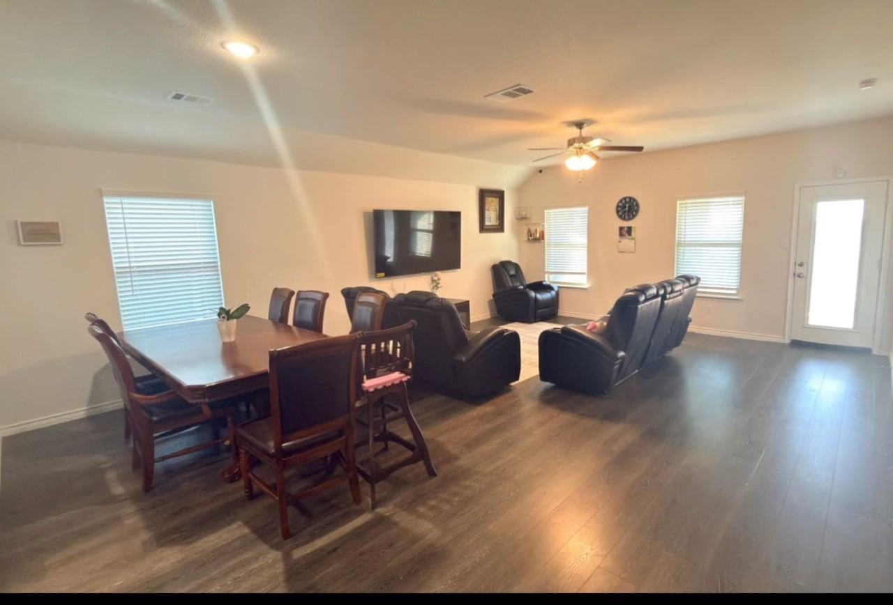 836 Hancock Ct - Photo 2 of 8