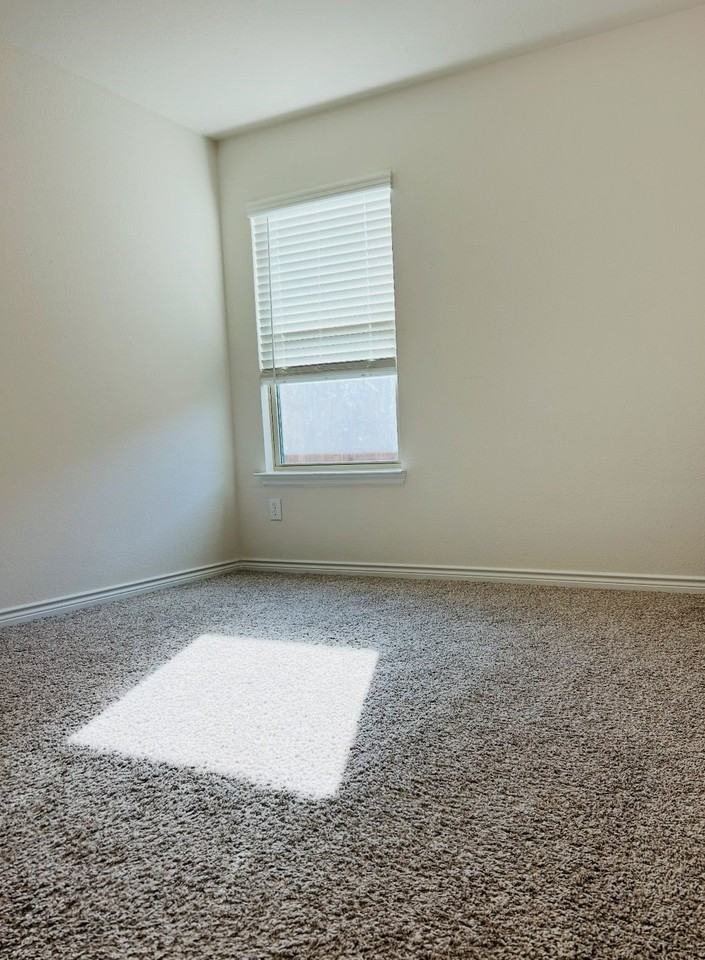 836 Hancock Ct - Photo 4 of 8