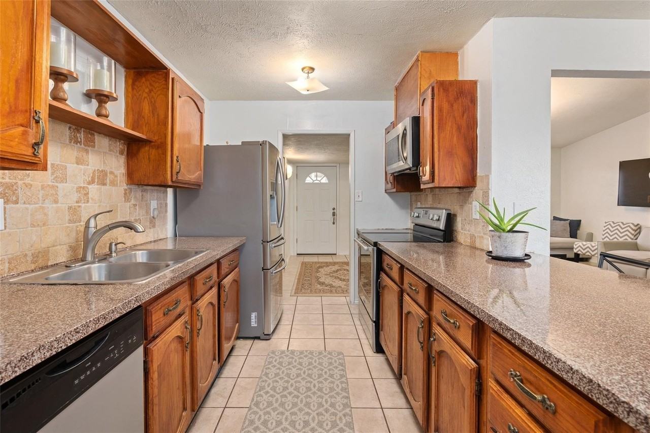 2110 Rose Hill Rd - Photo 5 of 7