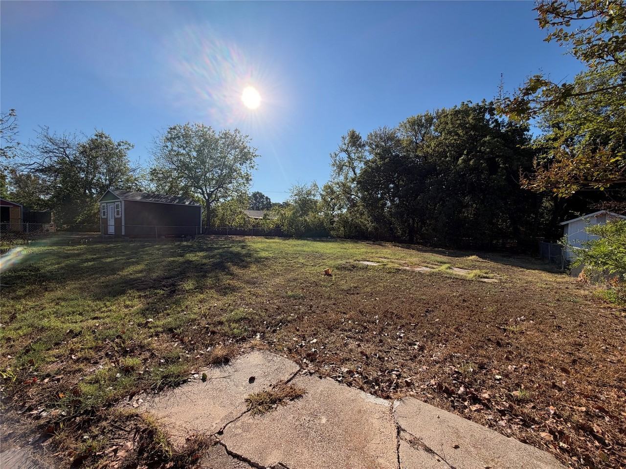 1608 Edgemont Dr - Photo 3 of 12