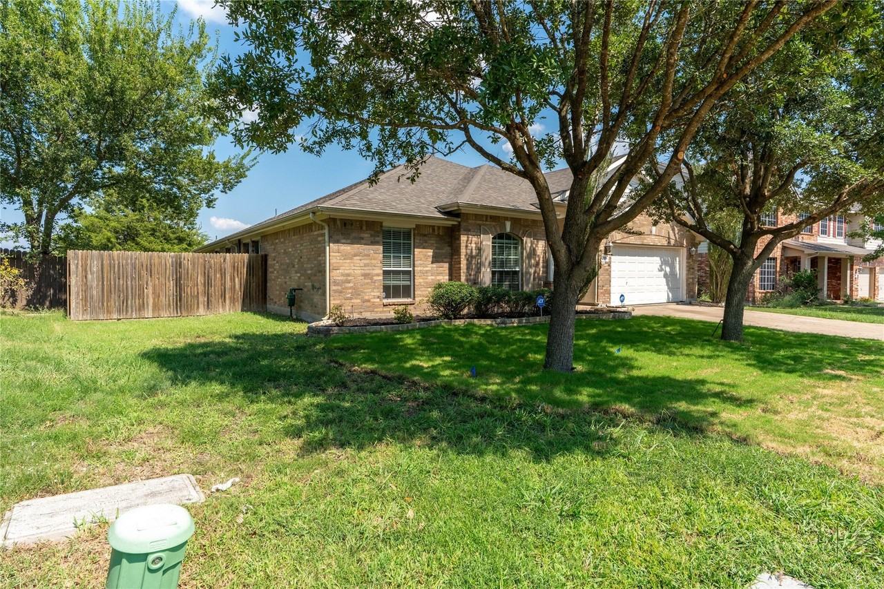 2105 Sumac Dr - Photo 3 of 33