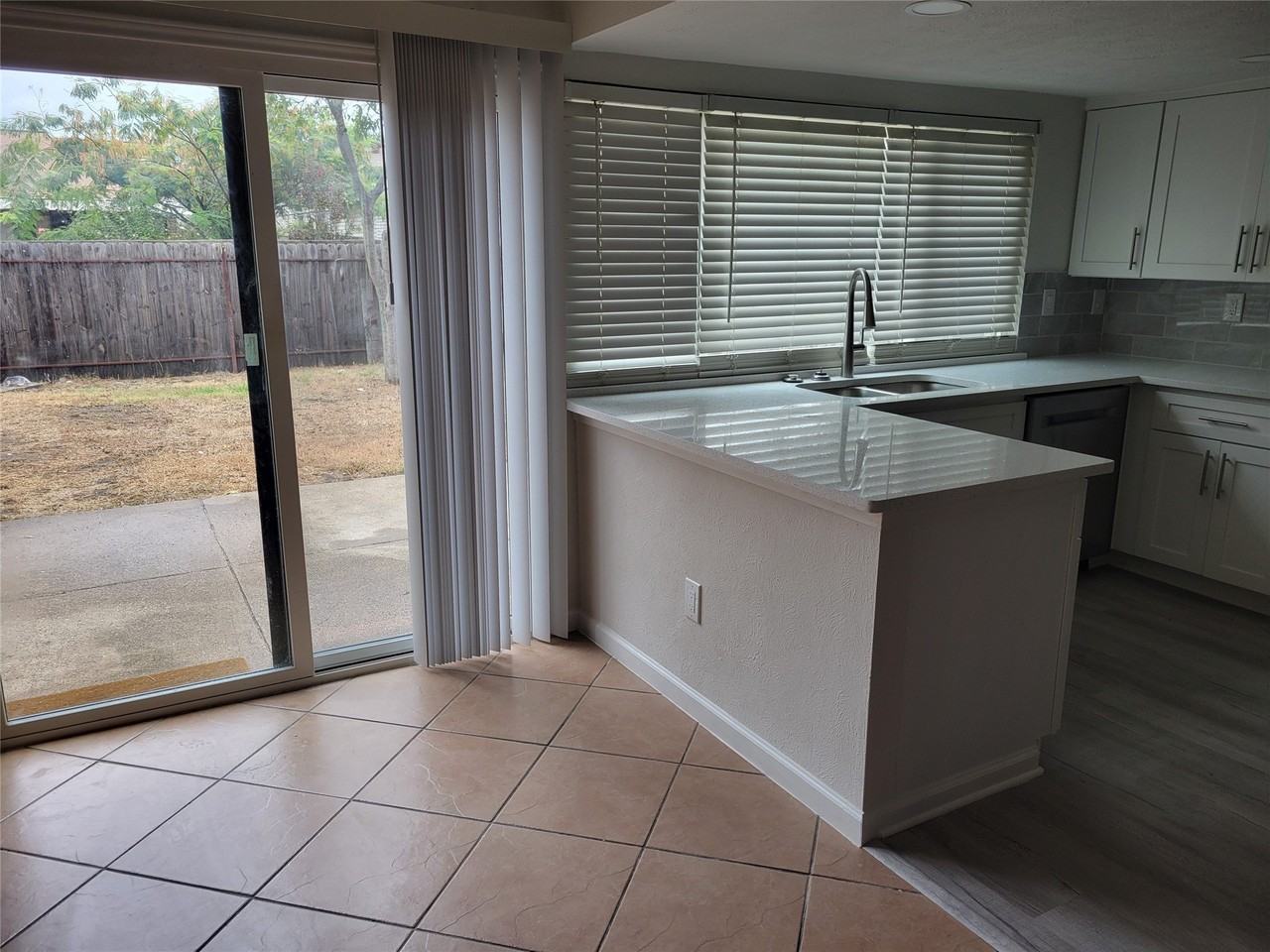 6520 Chinaberry Trl - Photo 2 of 11