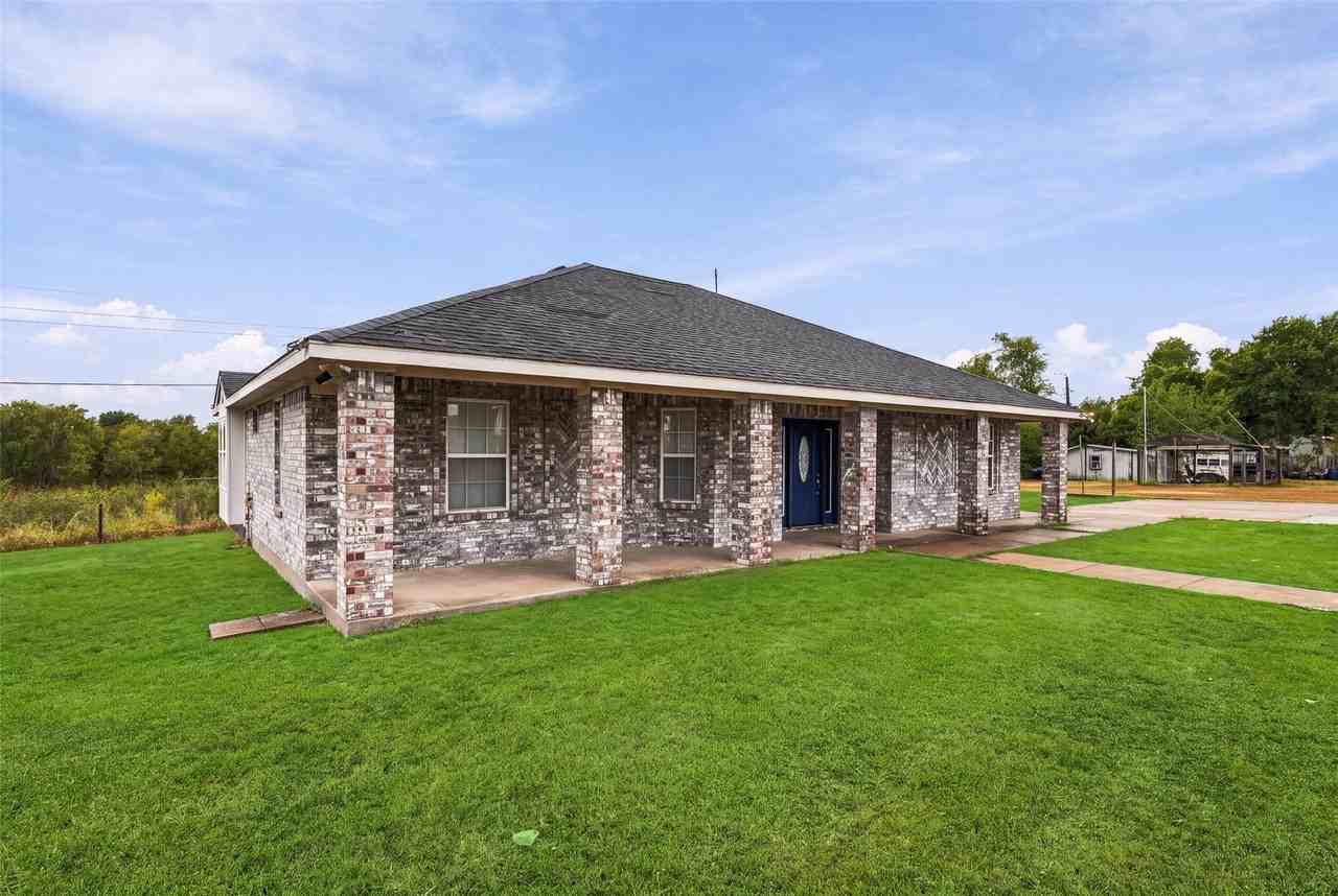 8998 Leroy Rd - Photo 3 of 30
