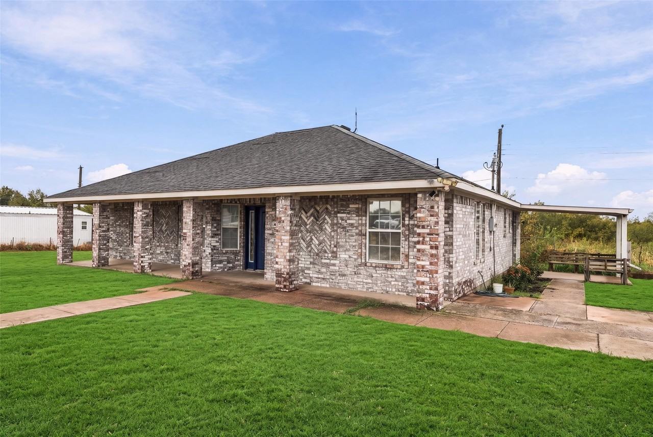 8998 Leroy Rd - Photo 4 of 30