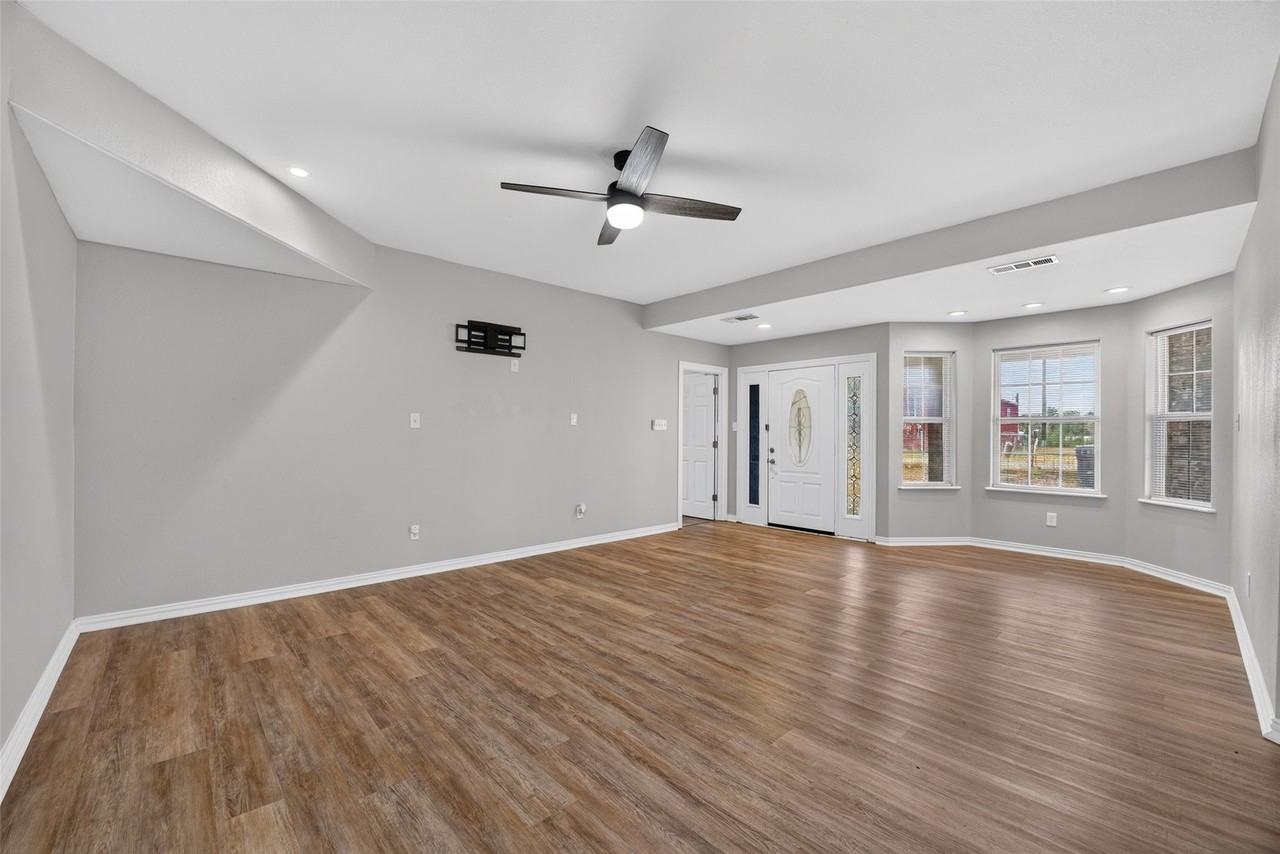 8998 Leroy Rd - Photo 6 of 30