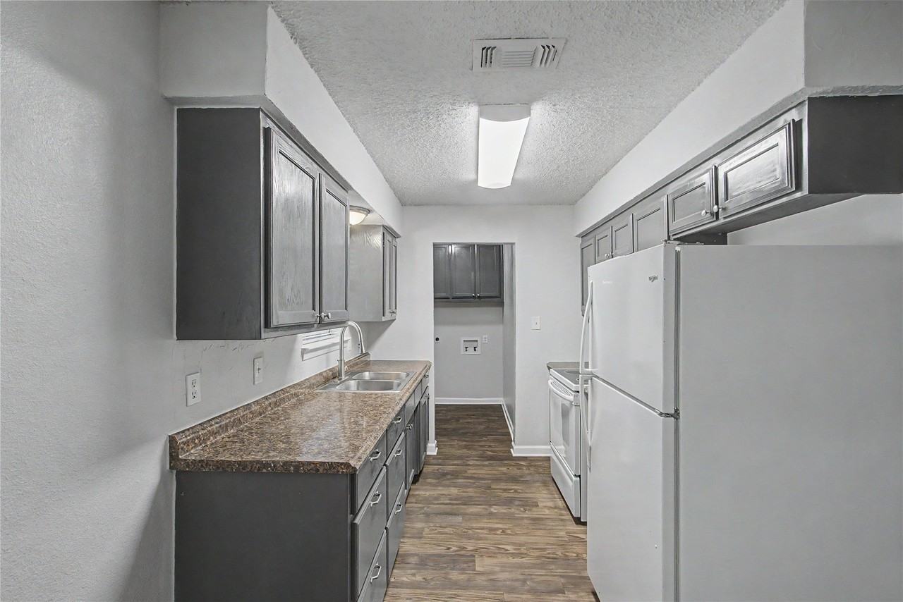 1205 Se 14th St - Photo 2 of 35