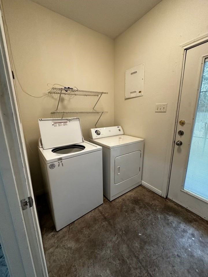 912 Oakwood Ave - Photo 3 of 11