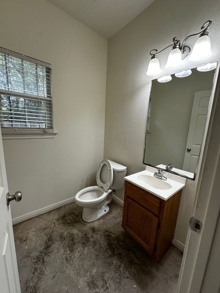 912 Oakwood Ave - Photo 4 of 11