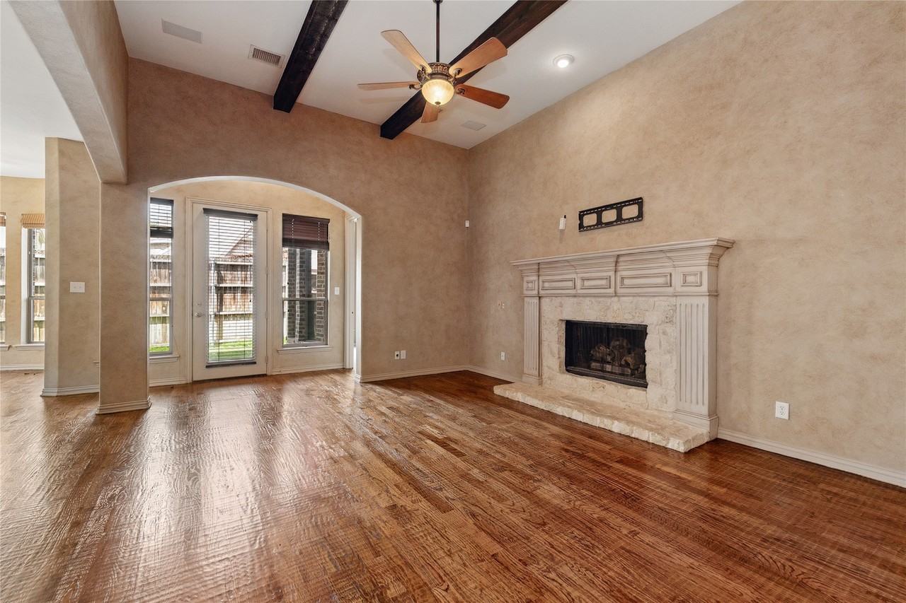 7005 Kenswick Dr - Photo 3 of 39