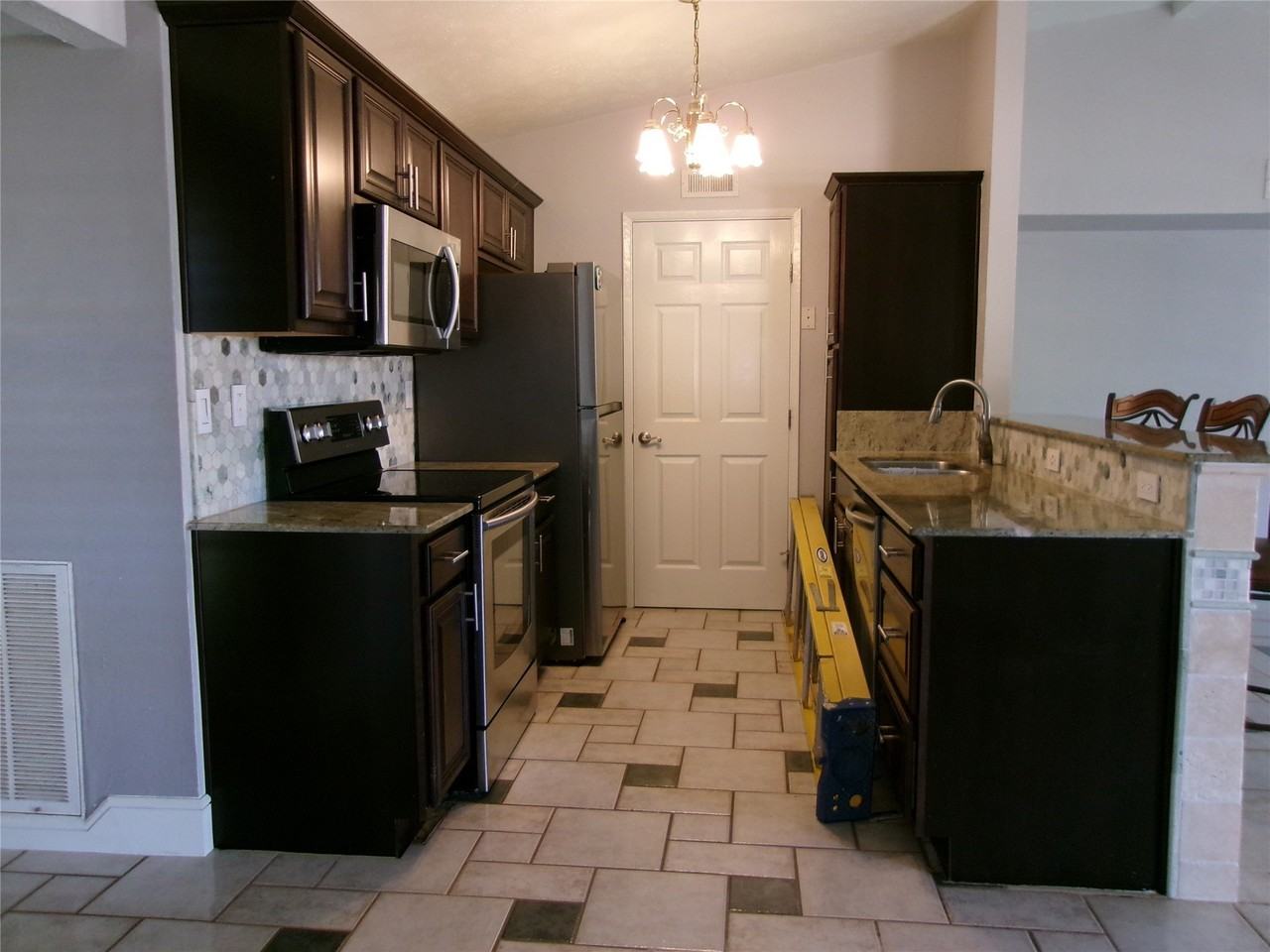 665 Stonewall Dr - Photo 2 of 15
