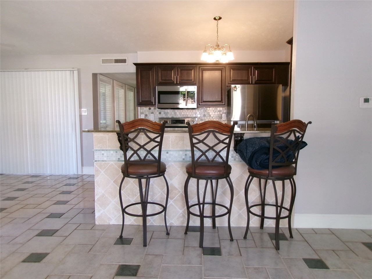 665 Stonewall Dr - Photo 3 of 15