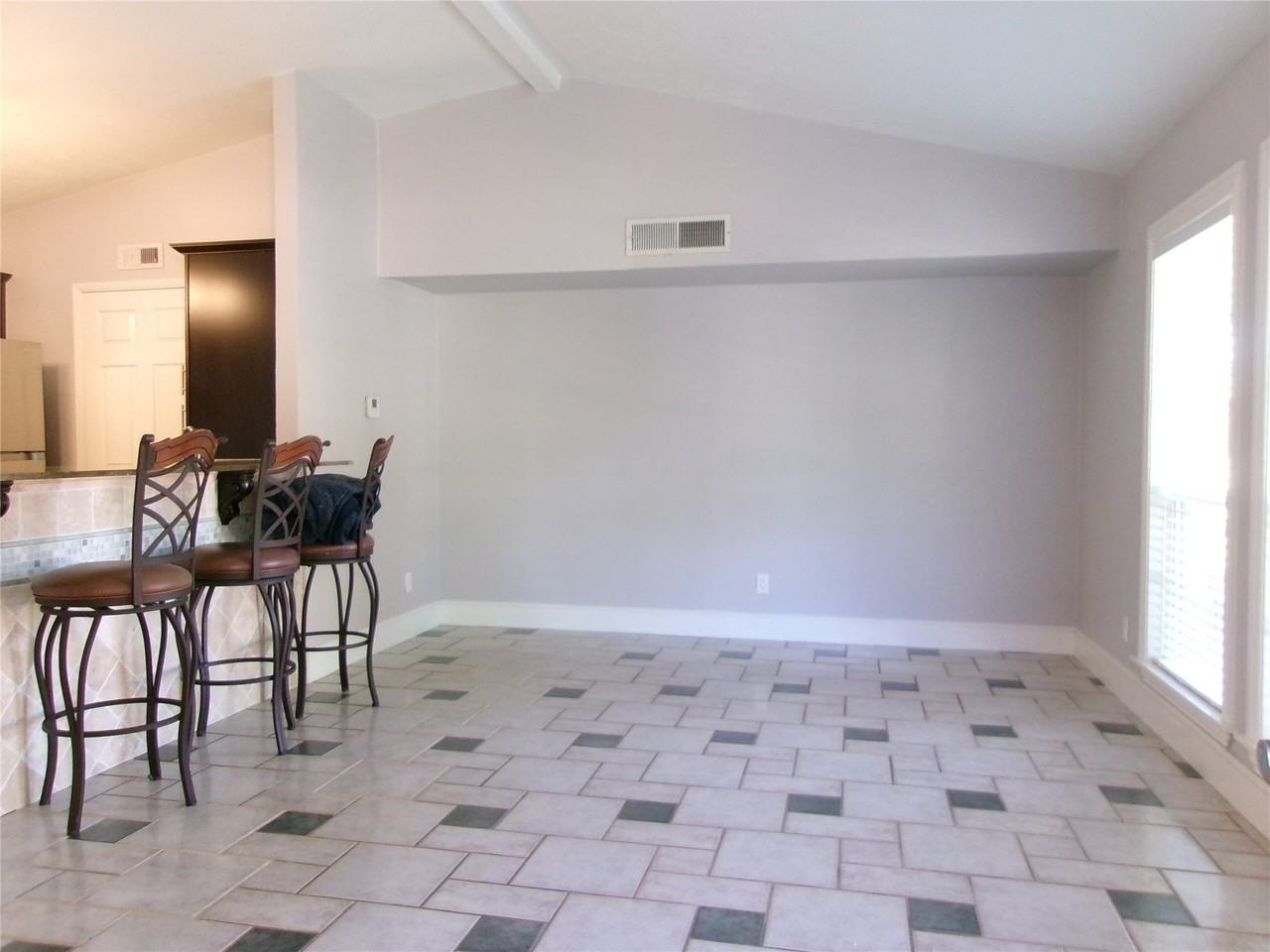 665 Stonewall Dr - Photo 4 of 15