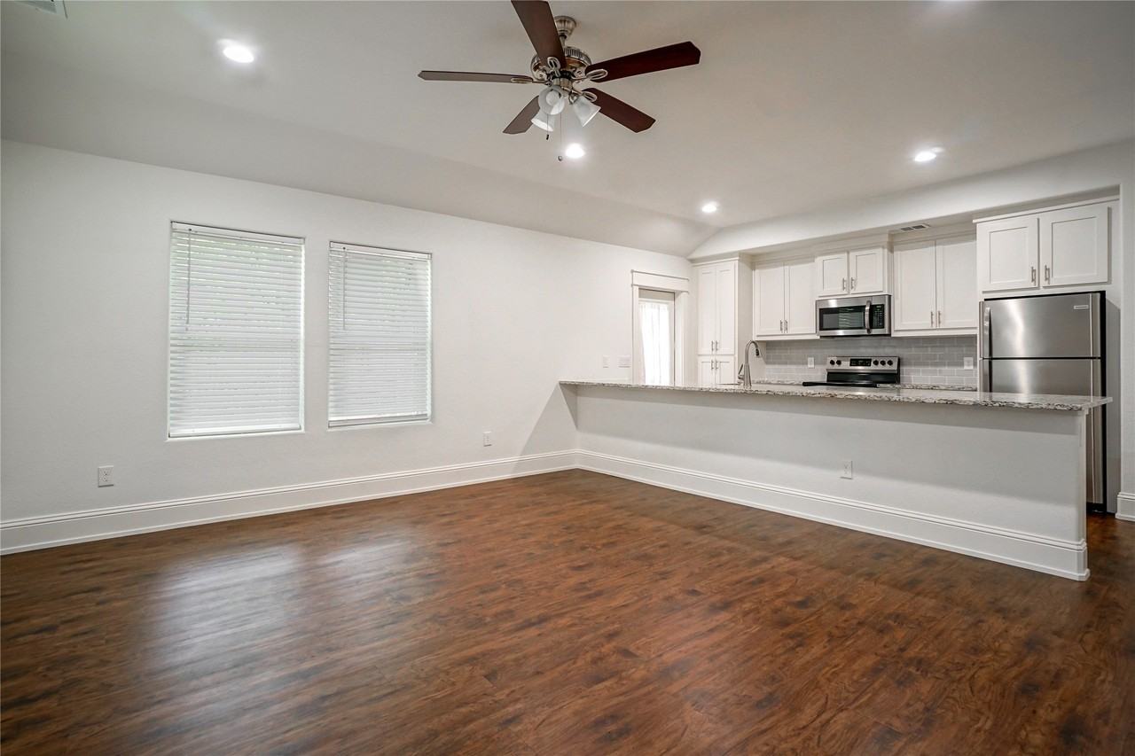 423 W Walker St - Photo 4 of 16
