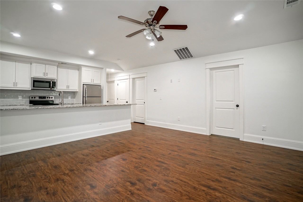 423 W Walker St - Photo 5 of 16
