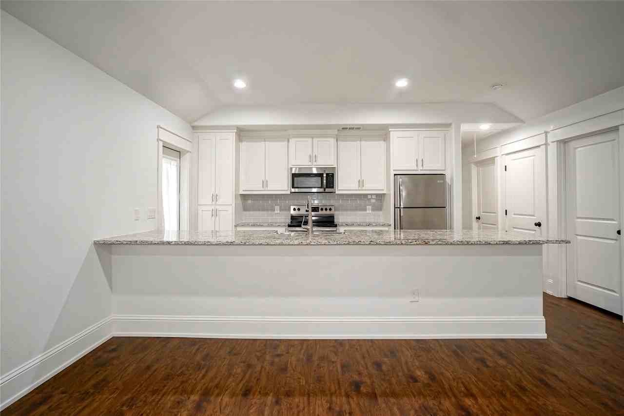 423 W Walker St - Photo 6 of 16
