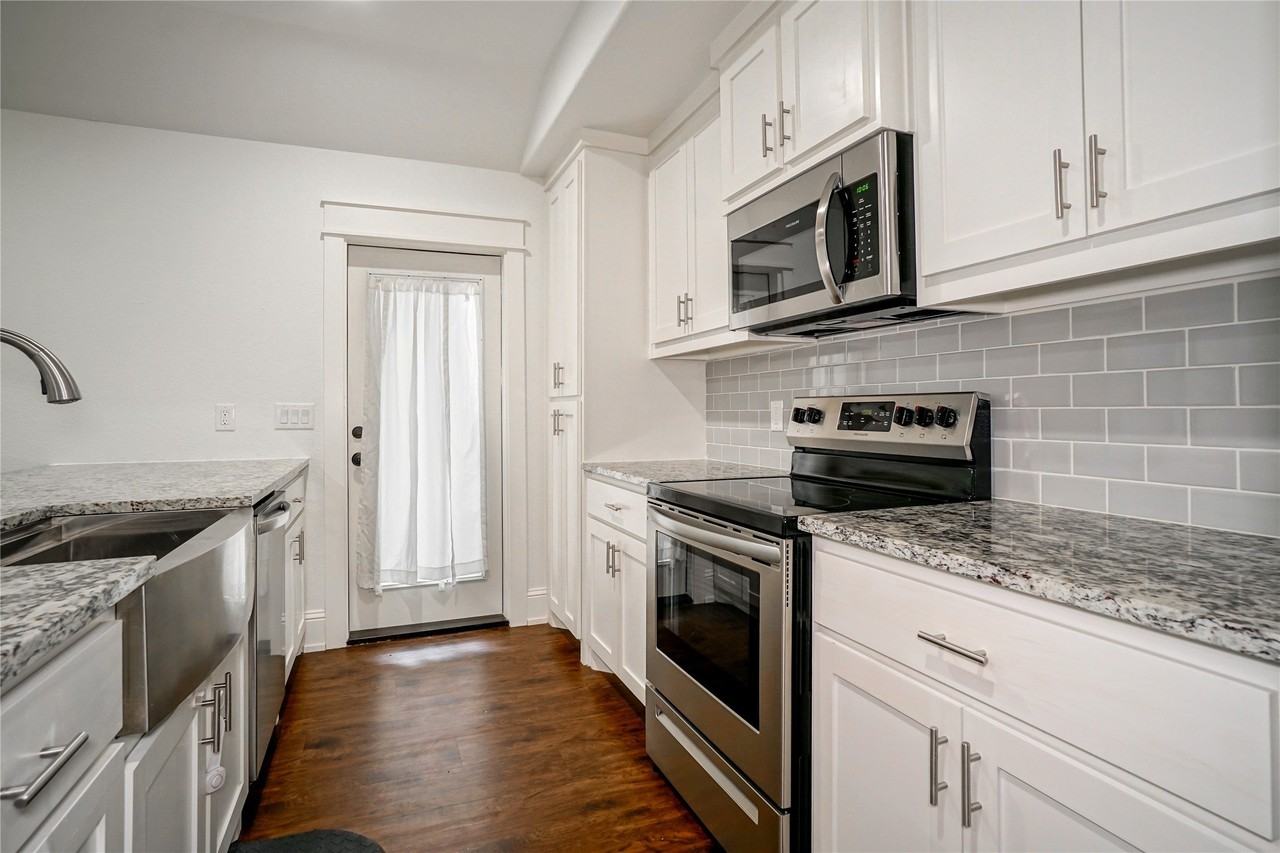 423 W Walker St - Photo 7 of 16