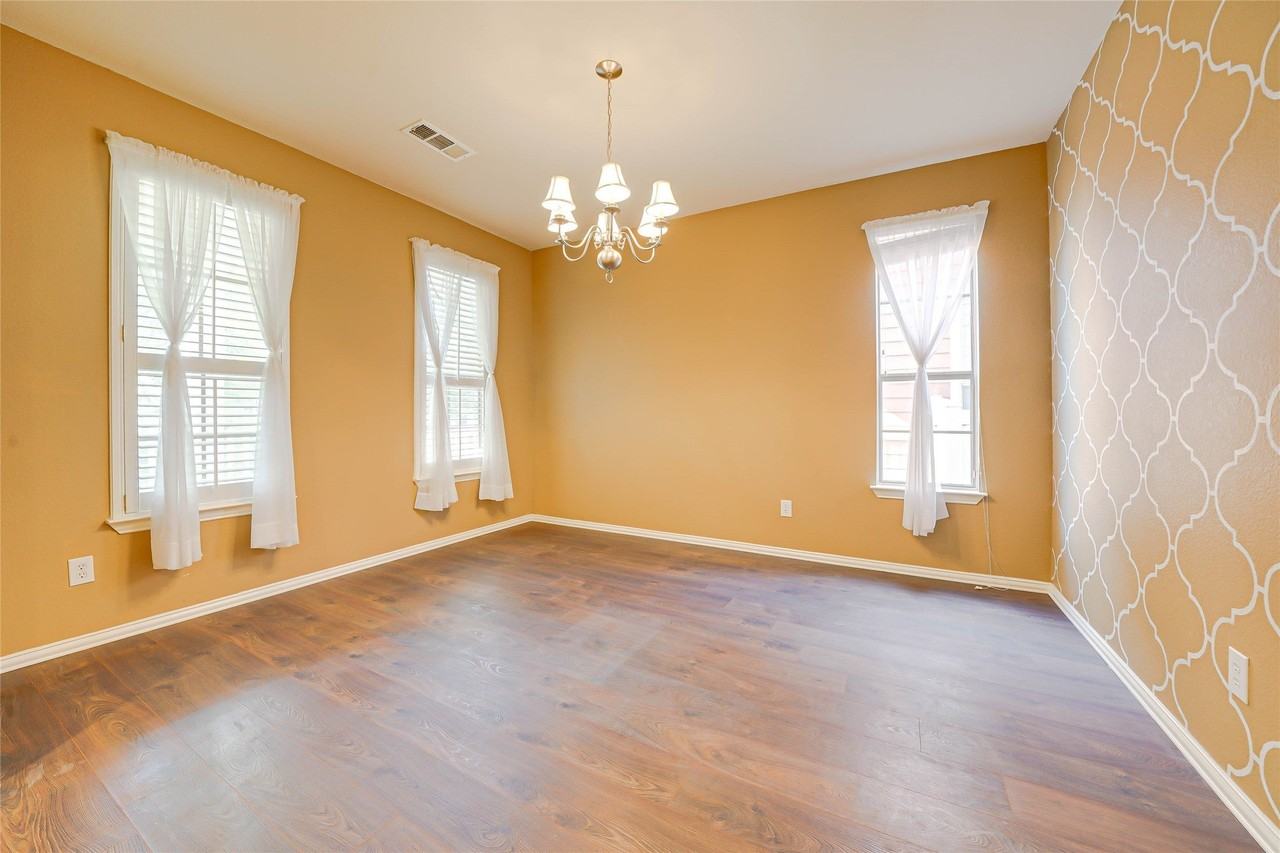1316 Live Oak Ln - Photo 4 of 39