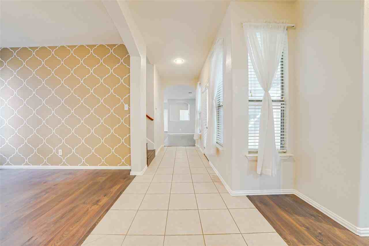 1316 Live Oak Ln - Photo 5 of 39