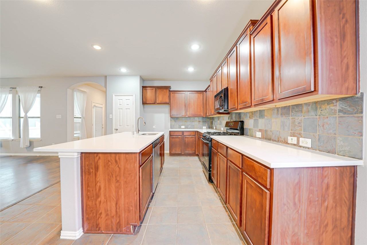 1316 Live Oak Ln - Photo 6 of 39