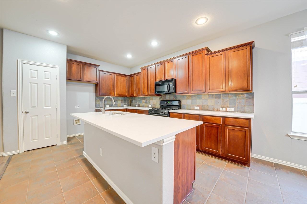 1316 Live Oak Ln - Photo 7 of 39
