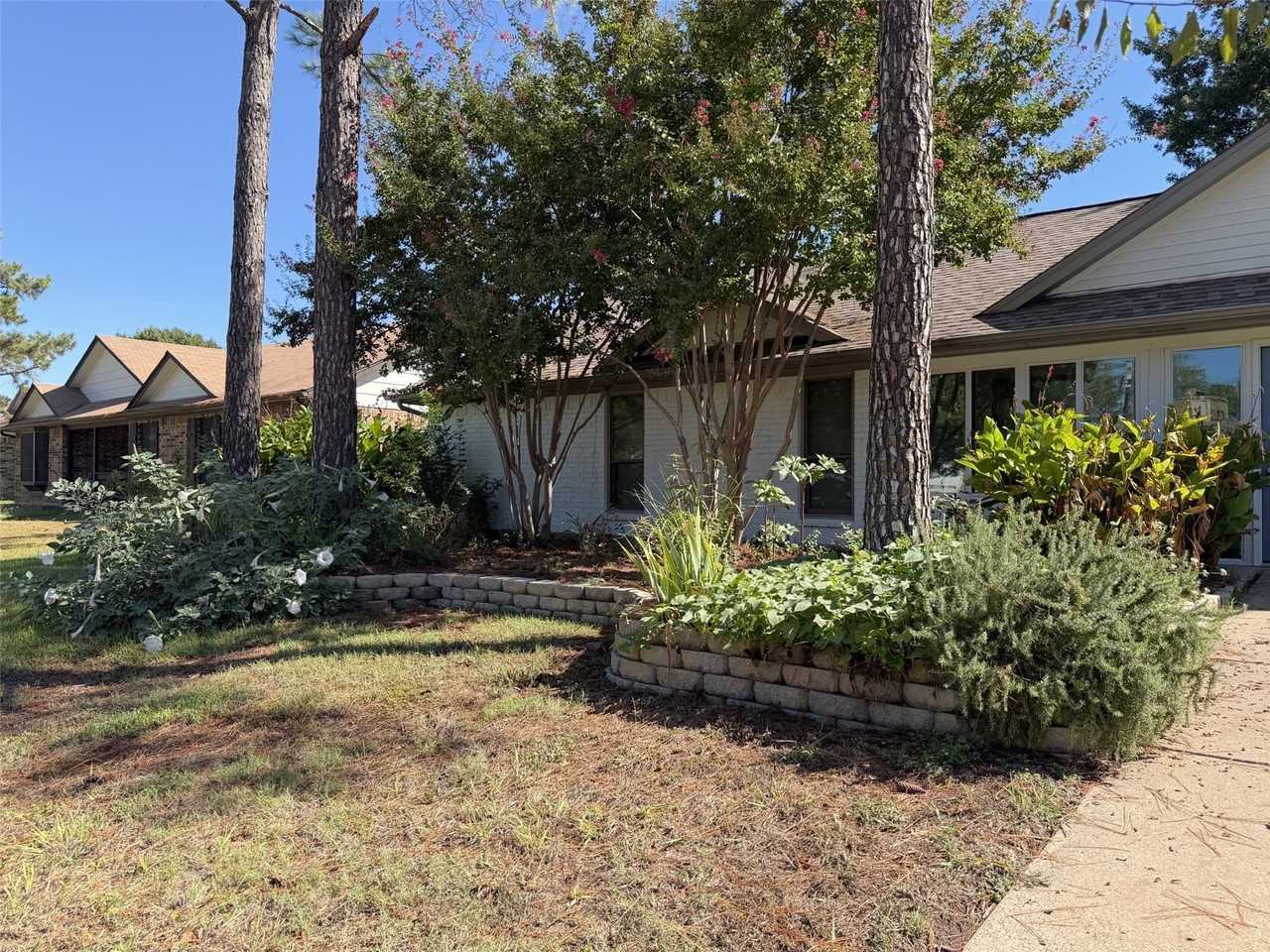1905 Jasmine St - Photo 3 of 35