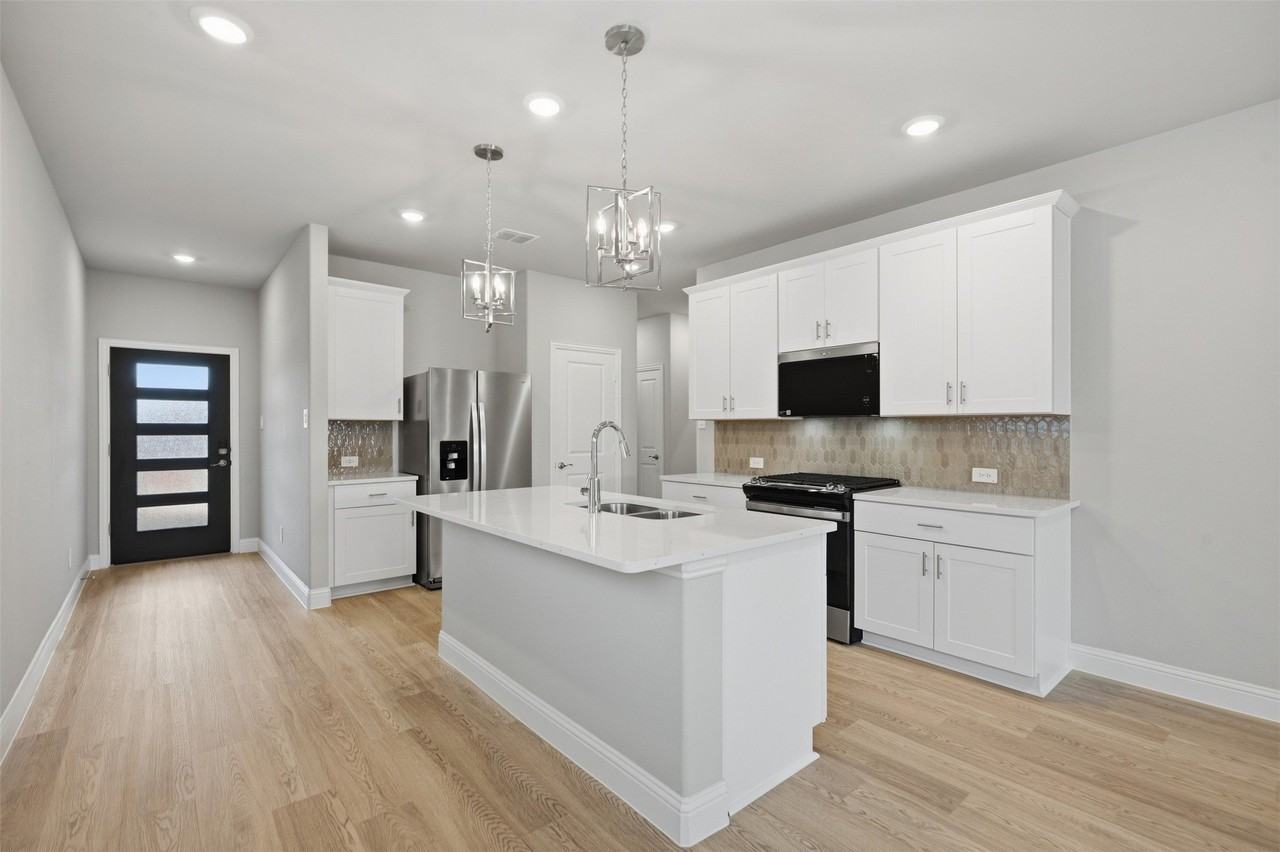1701 Arches Rd - Photo 3 of 19