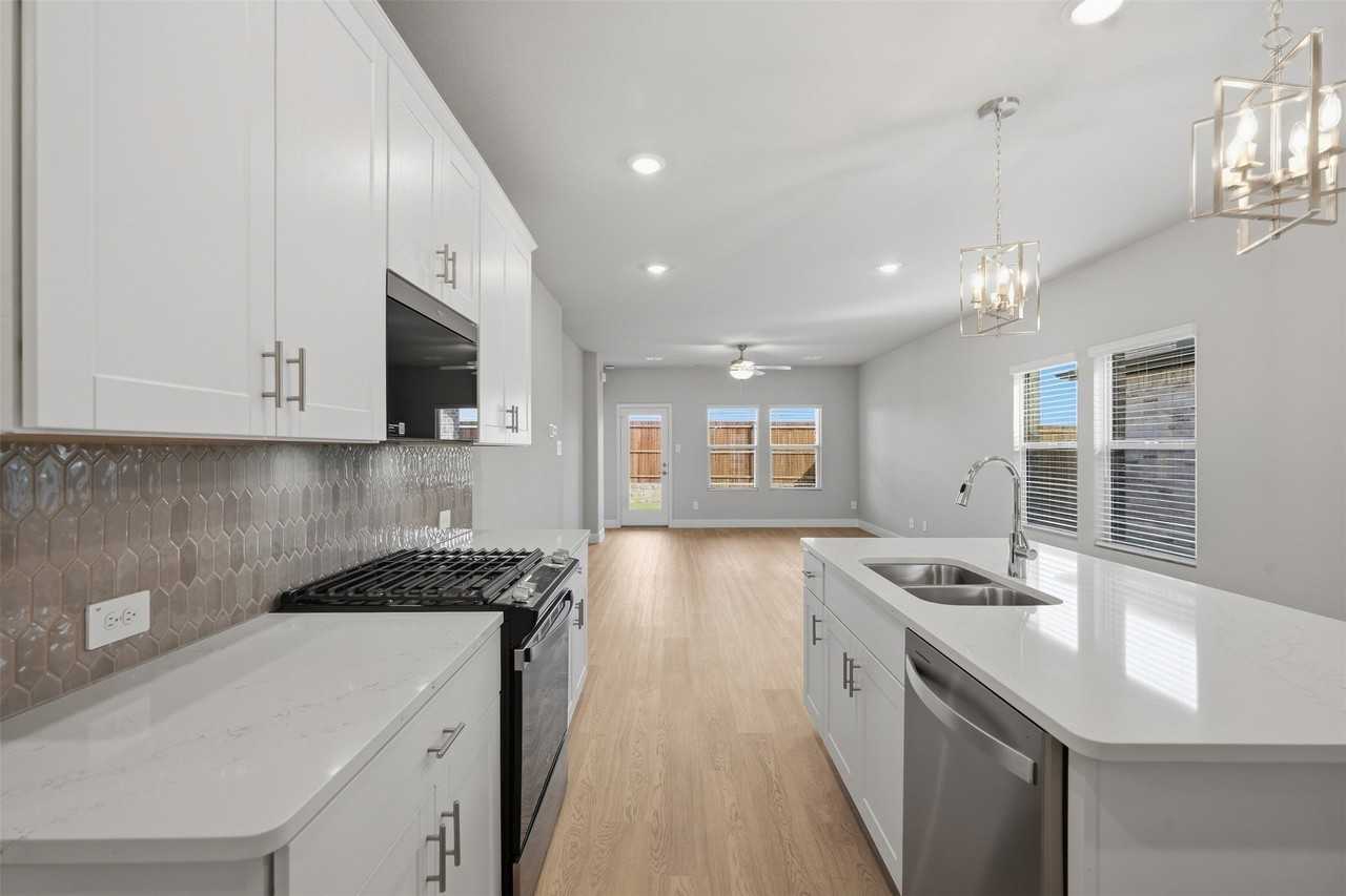 1701 Arches Rd - Photo 5 of 19