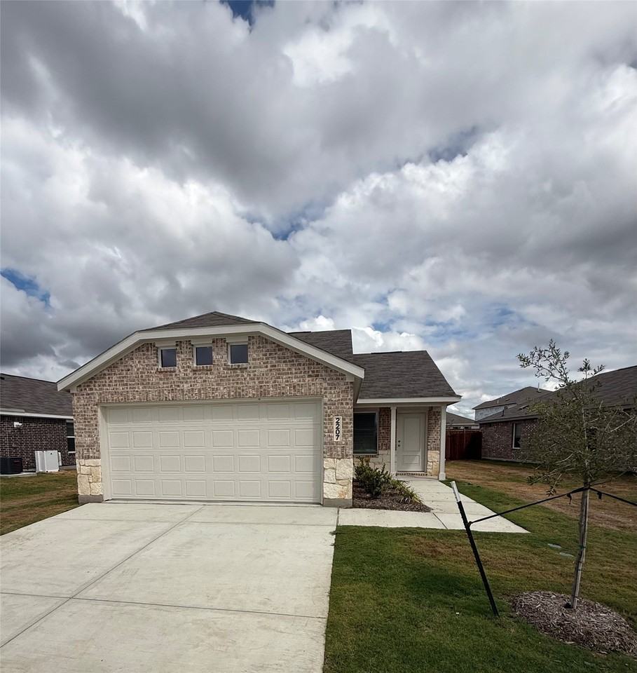 2207 Neyland Dr - Photo 2 of 14