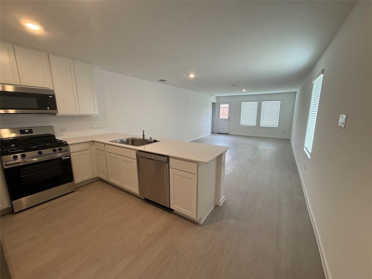 2207 Neyland Dr - Photo 3 of 14